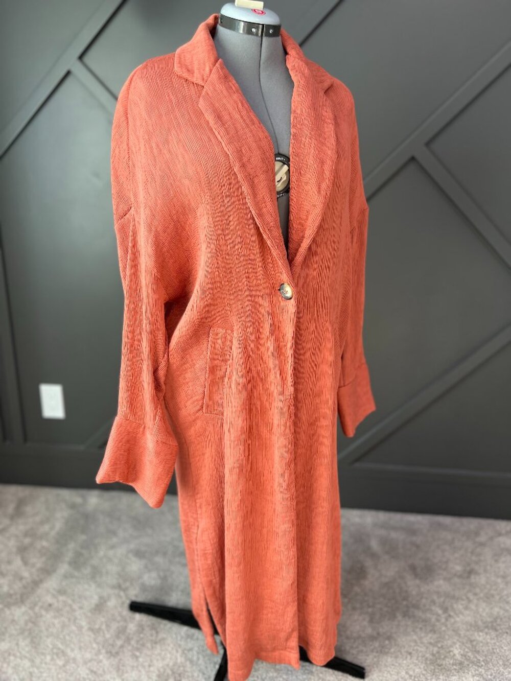 Pleated one-button summer jacket with bell cuffs and pockets in dusty orange